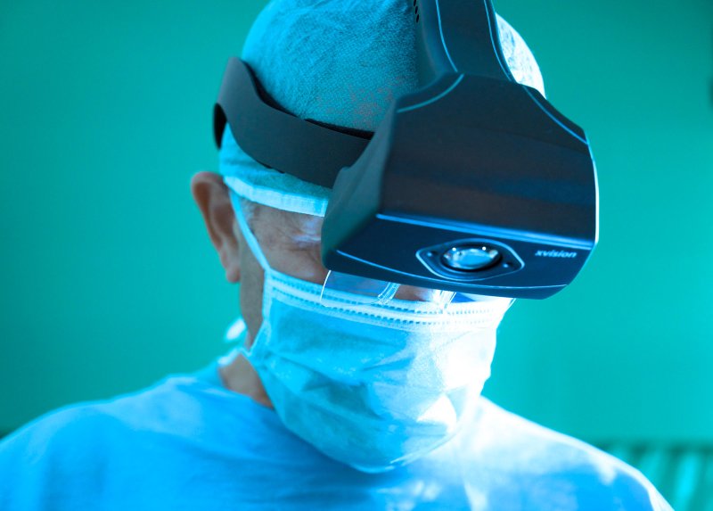 Surgeon wearing the xvision headset